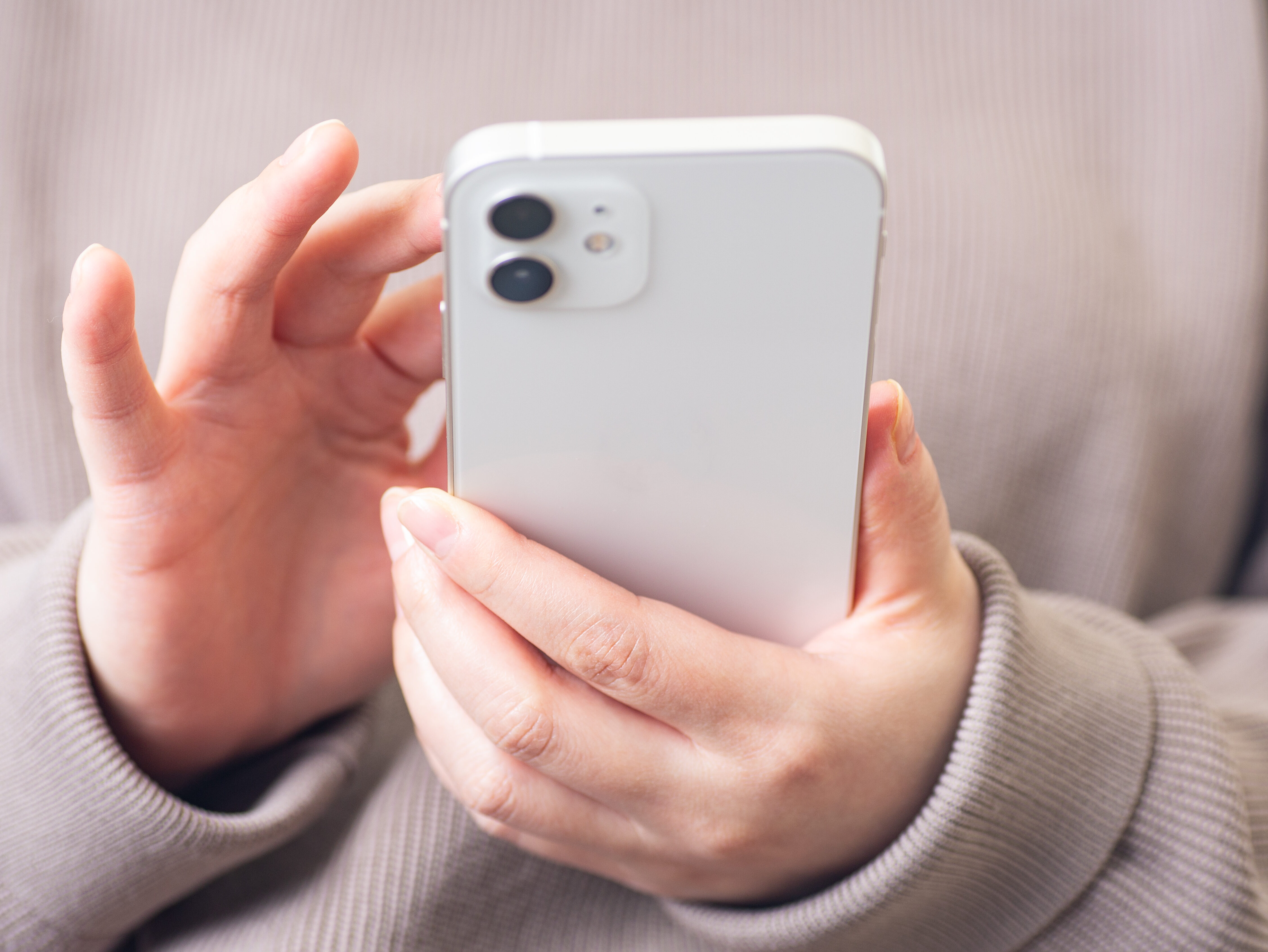 スマホを操作する女性イメージ01